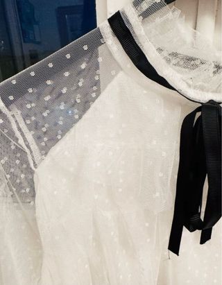 Blusa blanca de tul con volantes