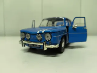Coche Sólido 1:18 Renault 8