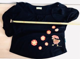Camiseta negra Sipecusa con flores y pollito