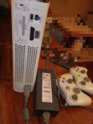 Xbox 360 Blanca + 2 Mandos + Juegos