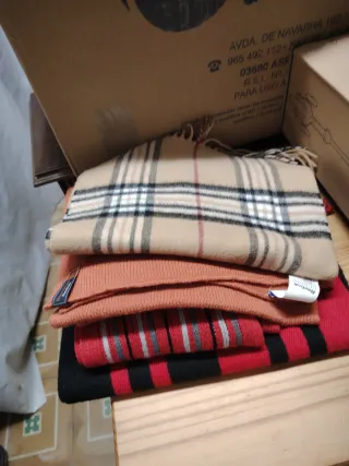 Bufandas  Reebok y otras Hombre. Todas 15 euros.