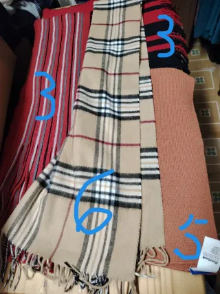 Bufandas  Reebok y otras Hombre. Todas 15 euros.