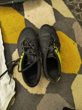 Zapatos de fútbol para niños negros y verdes