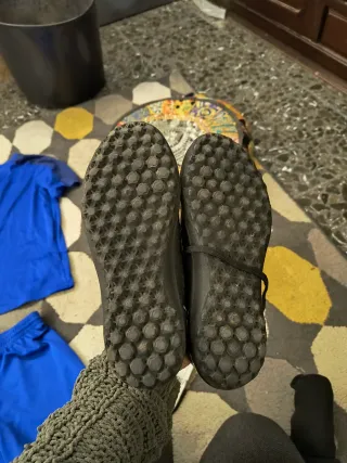 Zapatos de fútbol para niños negros y verdes