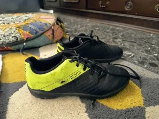 Zapatos de fútbol para niños negros y verdes