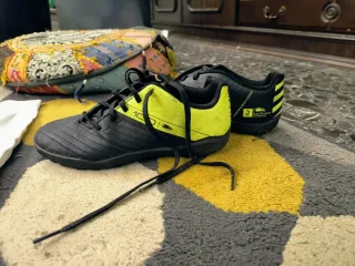 Zapatos de fútbol para niños negros y verdes