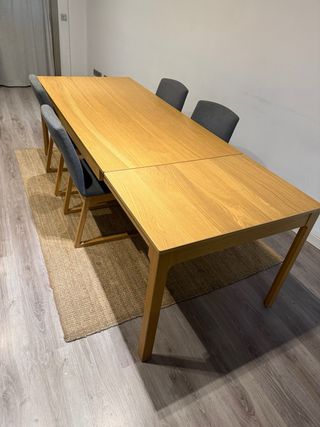 Mesa extensible, 4 sillas comedor, y tapete