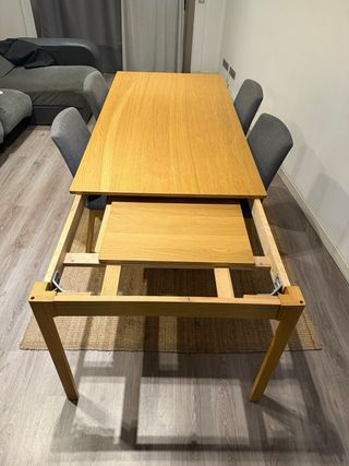 Mesa extensible, 4 sillas comedor, y tapete