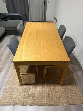 Mesa extensible, 4 sillas comedor, y tapete