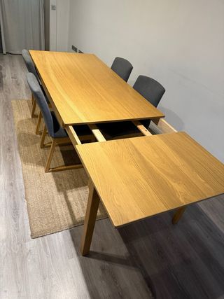 Mesa extensible, 4 sillas comedor, y tapete