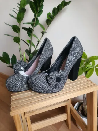 Tacones tela flor blanco y negro