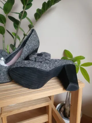 Tacones tela flor blanco y negro