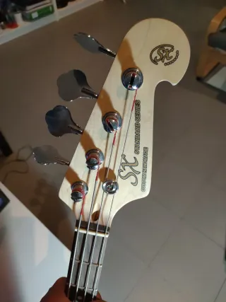 Bajo Eléctrico Rojo Brillante