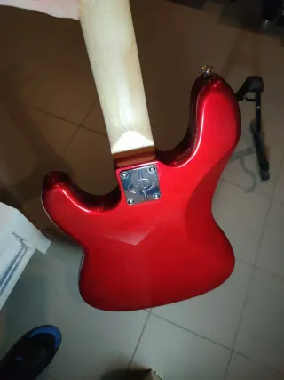 Bajo Eléctrico Rojo Brillante