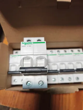 Interruptor magnetotérmico C16A Schneider.