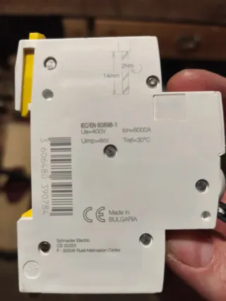 Interruptor magnetotérmico C16A Schneider.