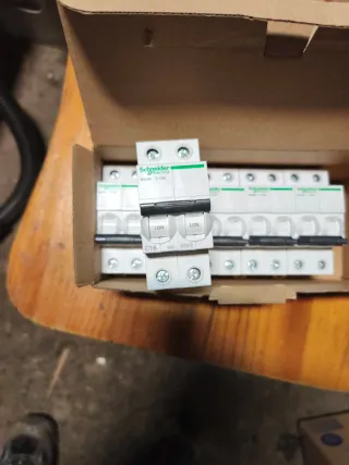 Interruptor magnetotérmico C16A Schneider.