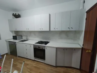 Cocina de madera nueva sin electrodomésticos