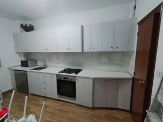 Cocina de madera nueva sin electrodomésticos