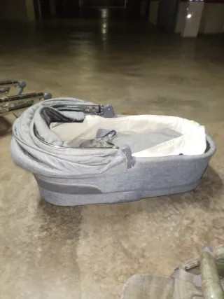 Carrito de bebé y capazo