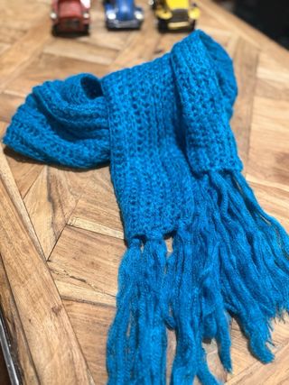 Bufanda tejida azul con flecos