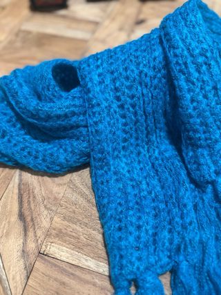 Bufanda tejida azul con flecos