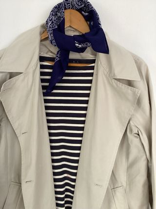 Gabardina corta beige.