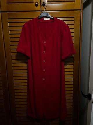 Vestido rojo con botones