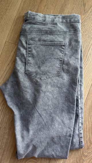 Vaqueros grises efecto lavado