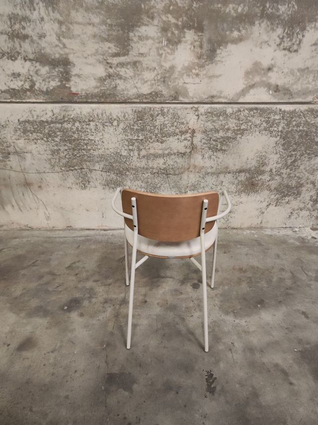 Silla apilable Maureen en chapa roble