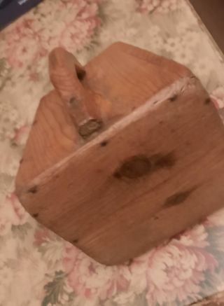 Antiguo almud de madera con asa