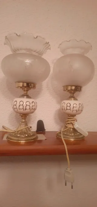 Lámparas de mesa doradas y blancas