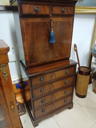 Escritorio secreto de madera y piel