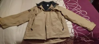 Chaquetón impermeable beige y negro