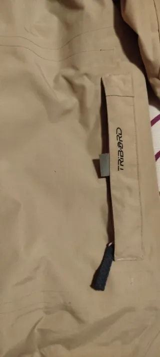 Chaquetón impermeable beige y negro