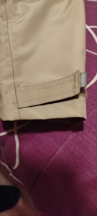 Chaquetón impermeable beige y negro