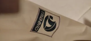 Chaquetón impermeable beige y negro