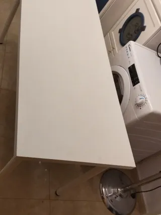 Mesa de estudio blanca y plateada