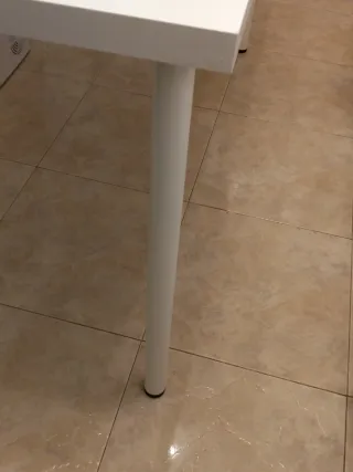 Mesa de estudio blanca y plateada