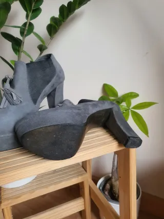 Botines grises de tacón con plataforma