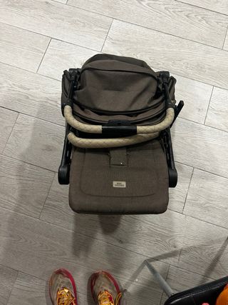 Carro de bebé marrón