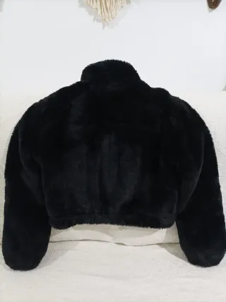 Chaqueta pelo negra corta