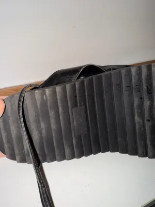 Chanclas Bershka negras con tiras