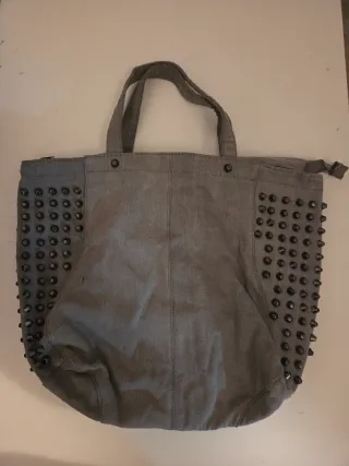 Bolso gris con tachuelas