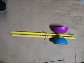 Diabolo Gioco con Bacchette Gialle