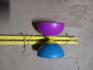 Diabolo Gioco con Bacchette Gialle
