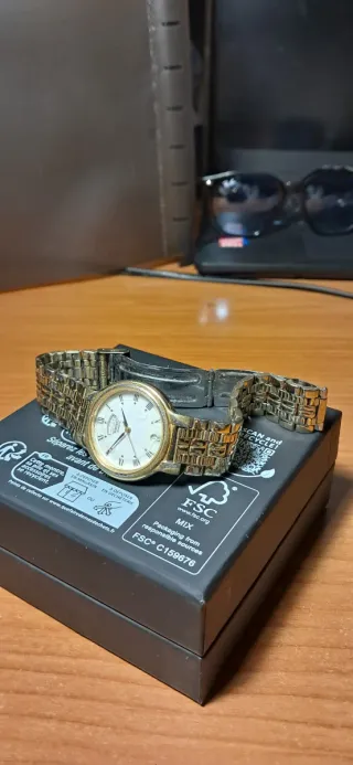Reloj Seiko Quartz Dorado y Blanco falta tapa