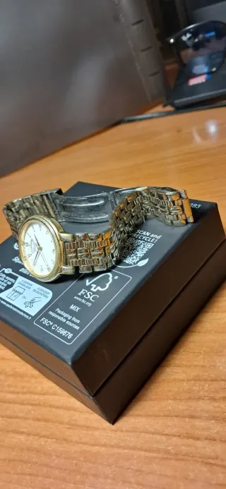 Reloj Seiko Quartz Dorado y Blanco falta tapa