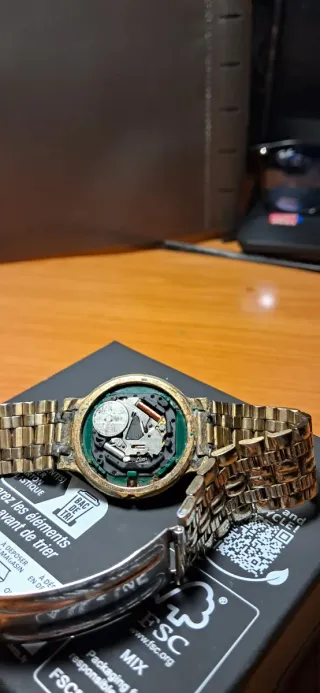 Reloj Seiko Quartz Dorado y Blanco falta tapa