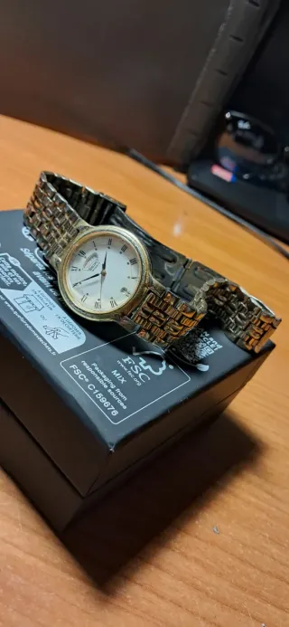 Reloj Seiko Quartz Dorado y Blanco falta tapa